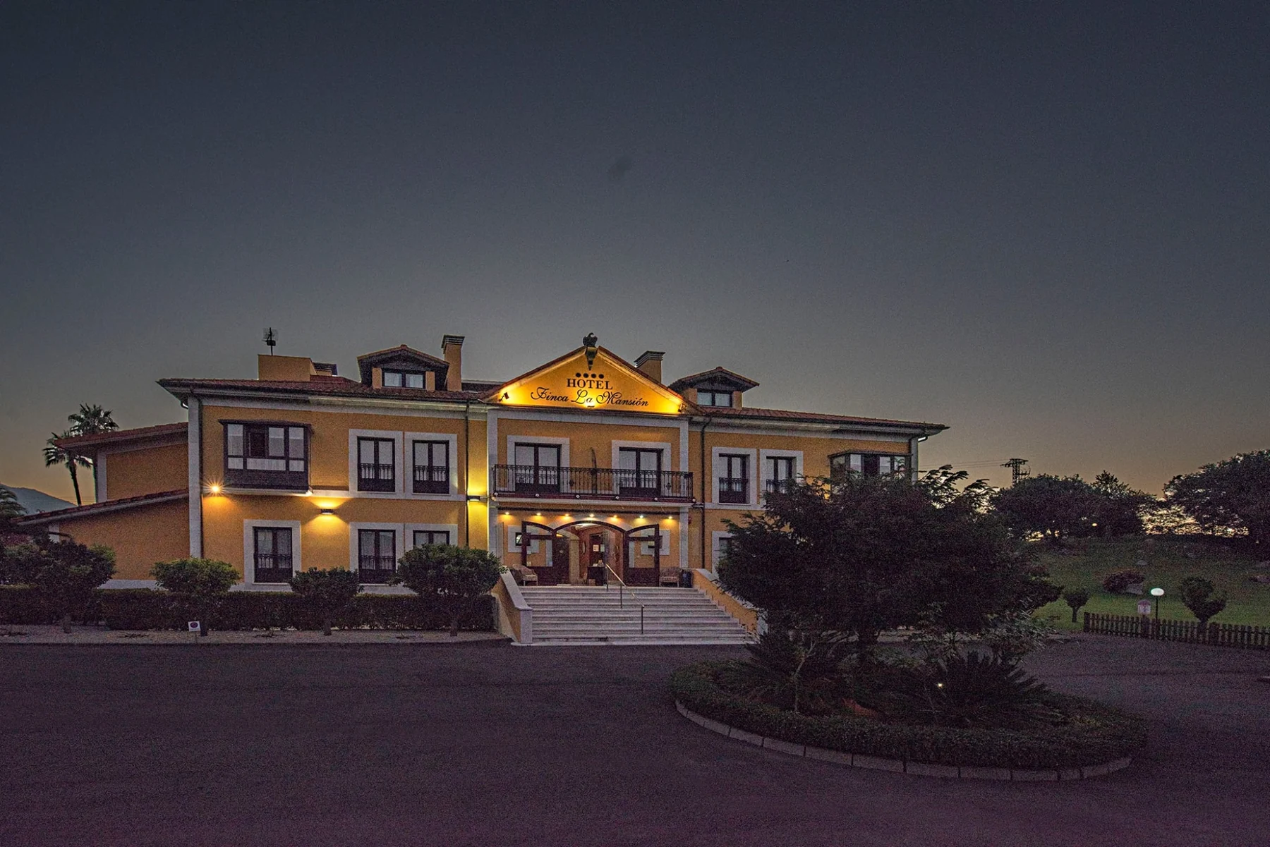 Finca La Mansión facade illuminated at night