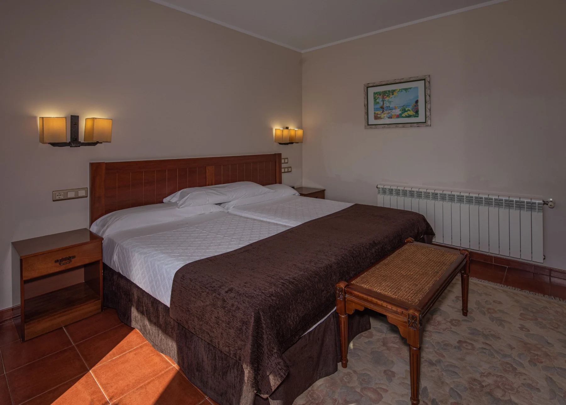 Double room with a wooden headboard